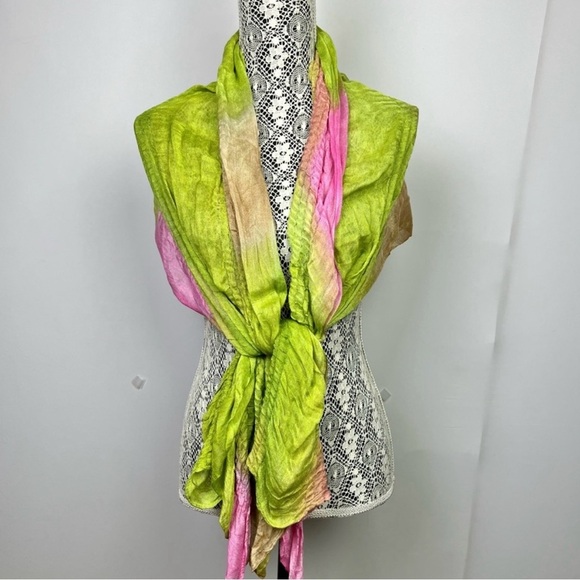 Gena Accessories dip dyed ruched shawl scarf in green and pink - Picture 3 of 8